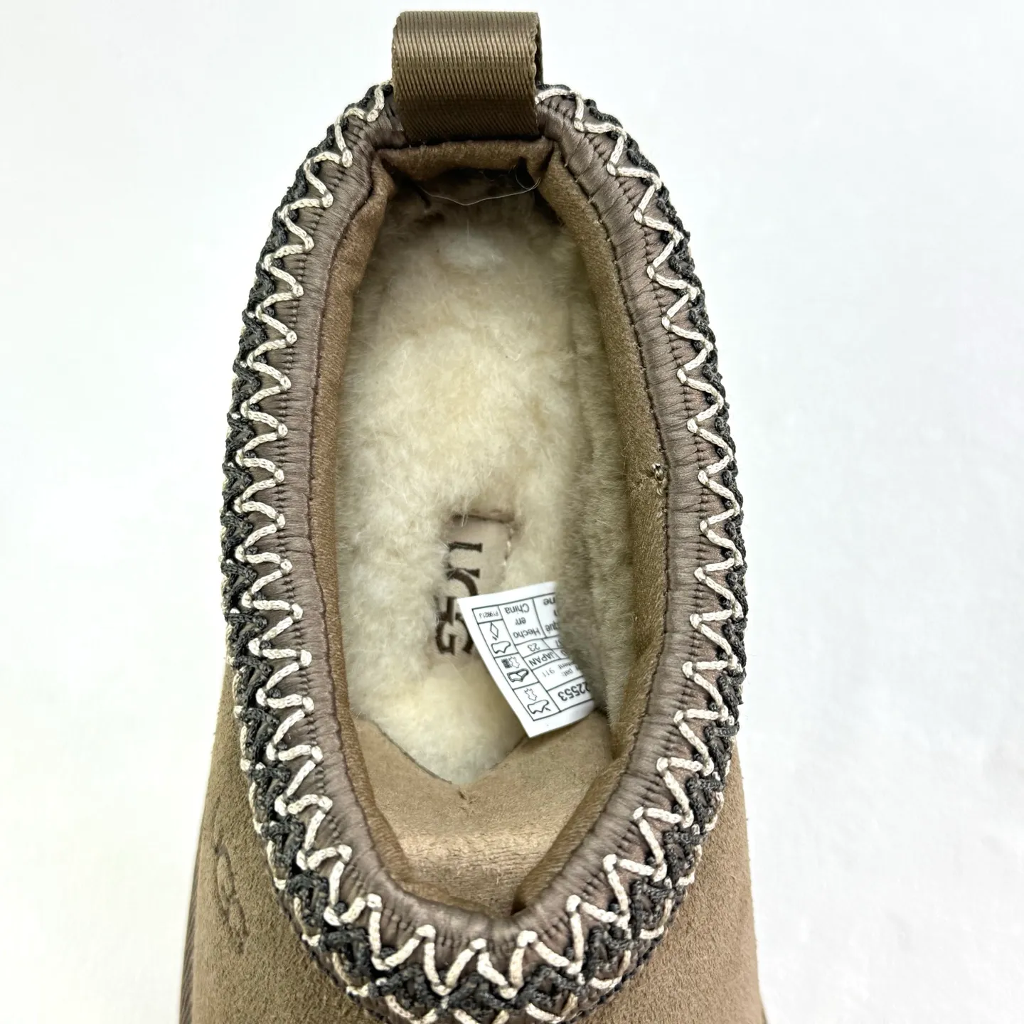 💰400 UGG Tats series thickened model Mule style toe-cap 5CM half slippers Ethnic style autumn and winter snow boots High-quality sheepskin and wool Integrated with high quality Warmth and heat sealing Made of TPU molded suede upper material Embedded with artificial curly wool plush lining and 10mm UGGPURE™ implanted wool lining and removable UGGPURE™ implanted wool insole Lightweight non-slip and comfortable rubber outsole with brand LOGO With complete packaging Official item number: 11225532722 Size: 35 36 37 38 39 40